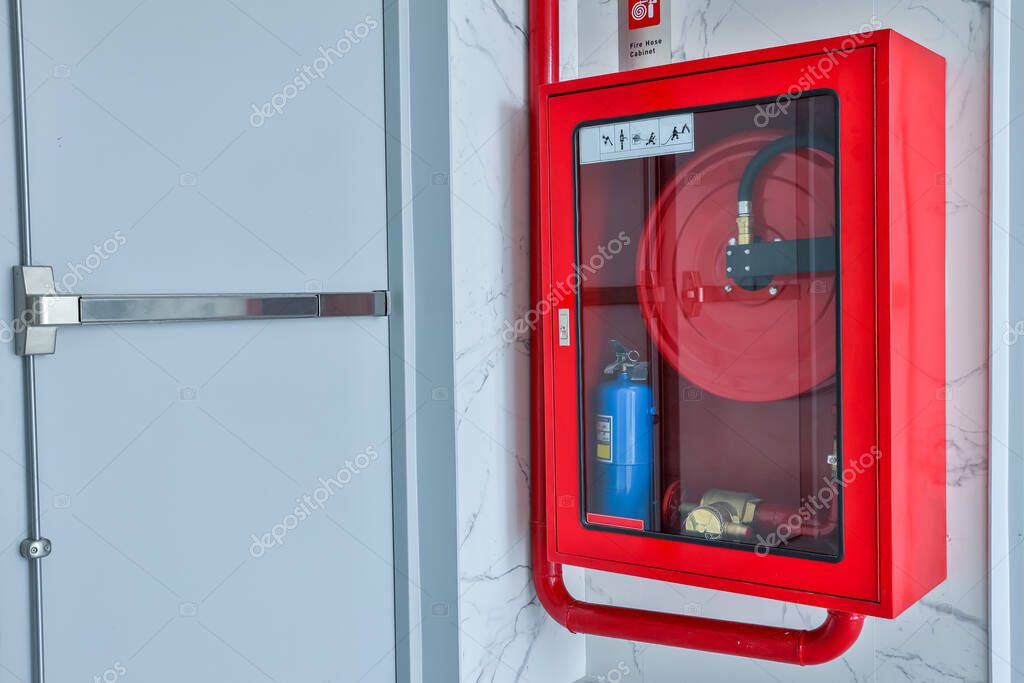 Gabinete para extintor instalado en muro