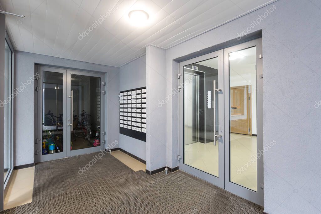 Extintor en edificio residencial con señalética